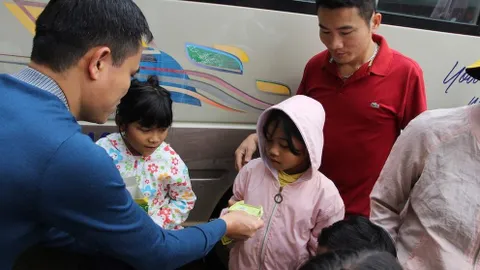 Mang nụ cười trở lại với địa phương bị cô lập hơn 1 tuần ở Quảng Trị