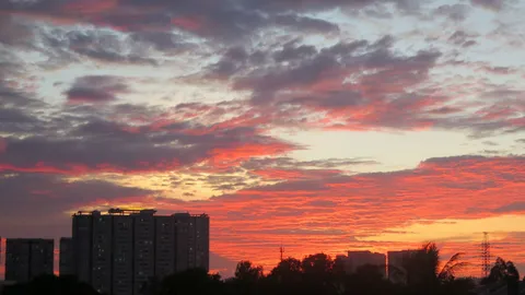 Người dân Sài Gòn thích thú với cảnh hoàng hôn rực lửa