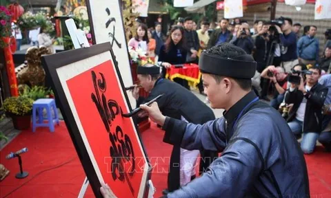 Tết Việt truyền thống thích ứng với tình hình mới