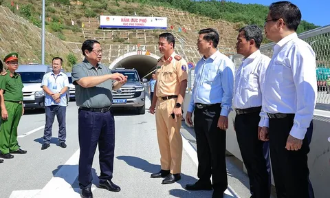 Thủ tướng kiểm tra thực địa các dự án cao tốc, sân bay tại Quảng Ngãi và Gia Lai