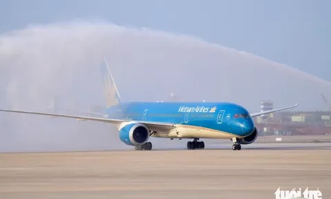 Khoảnh khắc Boeing 787 hạ cánh xuống sân bay Long Thành trong chuyến bay kỹ thuật