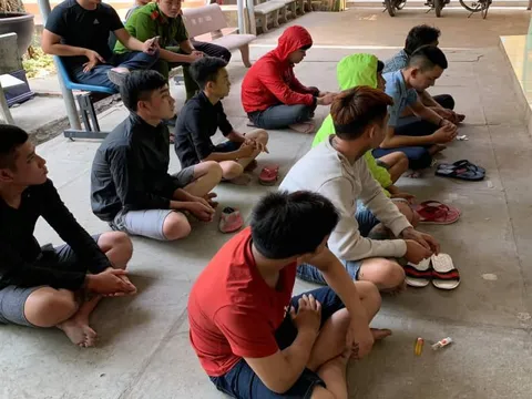 Tưởng lực lượng công an là đối thủ, nhóm đối tượng lao vào tấn công