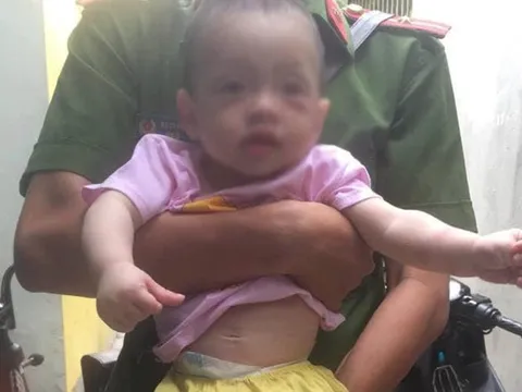Phát hiện bé trai 8 tháng tuổi bị bỏ rơi trên vỉa hè