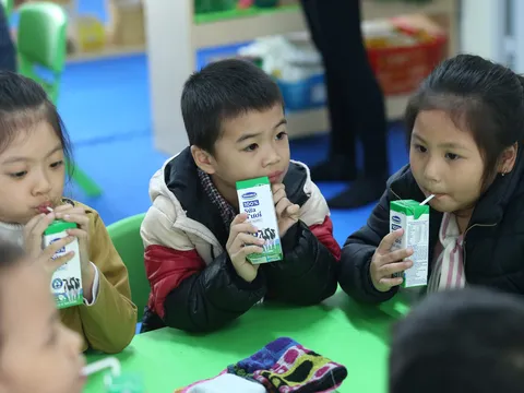 Nhiều phụ huynh muốn mỗi con được thêm 2-3 suất sữa học đường nữa
