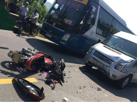 Đà Nẵng: Va chạm với ô tô khách 16 chỗ, 2 người đi xe máy nguy kịch