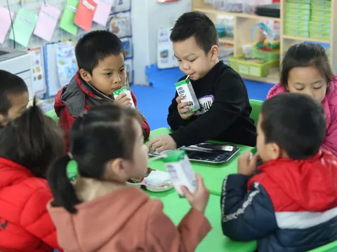 Biết bao sự chung tay để có ly sữa học đường an toàn, hiệu quả cho trẻ em