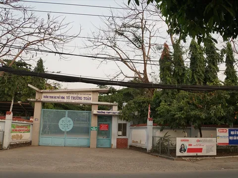 Thầy giáo bị kỷ luật vì cho học sinh diễn cảnh nóng