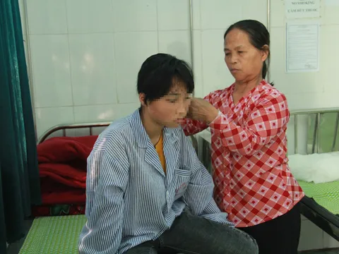 Nữ sinh bị bạn đánh hội đồng kể lại lý do bị các bạn đánh hội đồng, lột đồ