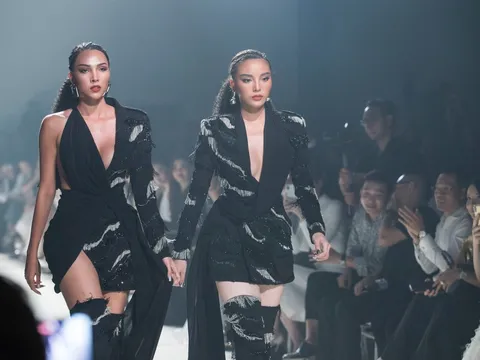 Đôi bạn thân 'Kỳ Duyên - Minh Triệu' mặc hở ngực, nắm tay nhau làm vedette