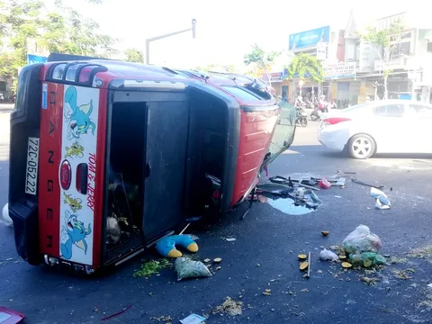 Vượt đèn đỏ, xe cứu thương tông xe bán tải lăn nhiều vòng