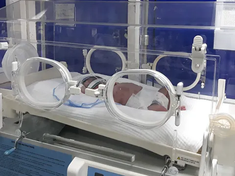 Nữ sinh 17 tuổi sinh con rồi vứt lại trong nhà vệ sinh