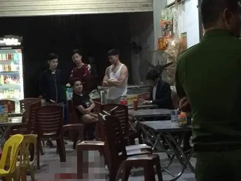Đang ngồi nhậu tại quán, bất ngờ bị nam thanh niên lao vào đâm chém tới tấp
