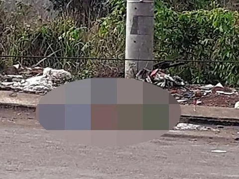 Tạm giữ thiếu nữ cuốn chiếu thi thể mẹ nuôi bỏ cạnh bãi tập kết rác