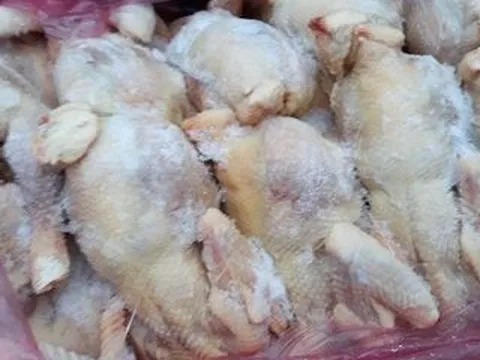 Phát hiện thịt gà ôi thiu 'tuồn' vào trường tiểu học ở Hà Nội