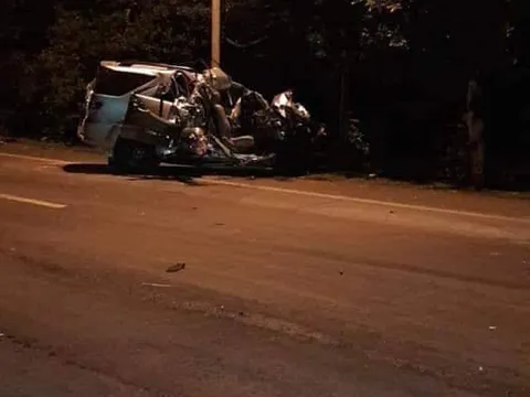 Xe tải đâm xe 7 chỗ trực diện, ít nhất 3 người đã thiệt mạng