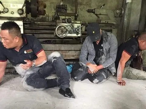 Tạm giữ nợ hành hung nhân viên đòi nợ rồi quay clip