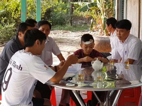 Điều tra làm rõ nam sinh lớp lớp 7 bị bạn đánh bê bết máu ở Vĩnh Long