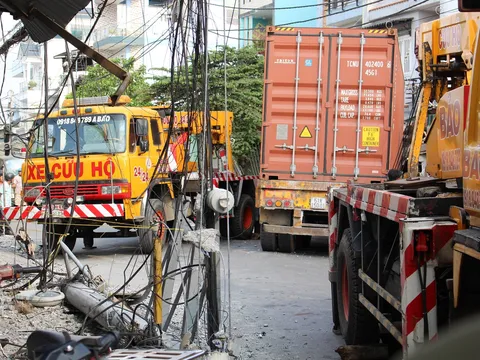 TP.HCM: Container tông sập nhà dân, cày nát trụ điện
