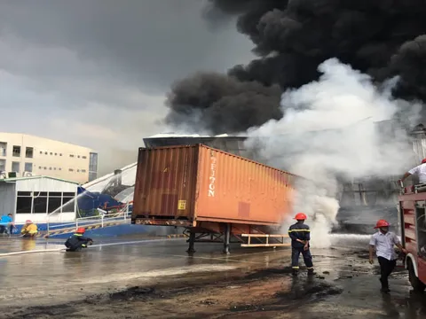 Cháy lớn ở khu công nghiệp Bình Dương, khói đen khổng lồ bốc cuồn cuộn