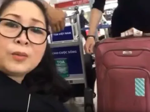 NSND Hồng Vân xúc động mở 3 vali hành lý của cố NS Anh Vũ