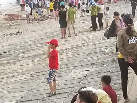 Nam sinh lớp 10 bị sóng cuốn mất tích khi đang tắm biển