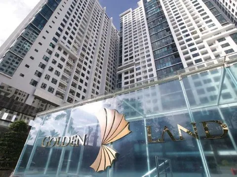 Sắt rơi xuống từ tòa nhà Golden Land làm 2 người bị thương