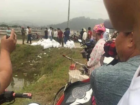 Phát hiện hàng chục bao tải bên vệ đường nghi chứa 1 tấn ma túy