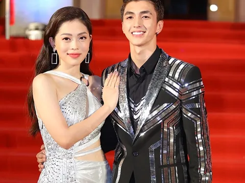 Á hậu Phương Nga sánh đôi bạn trai trên thảm đỏ