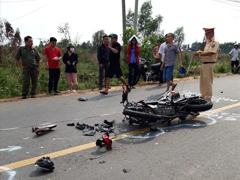 Hai xe máy đâm nhau, 3 người thương vong