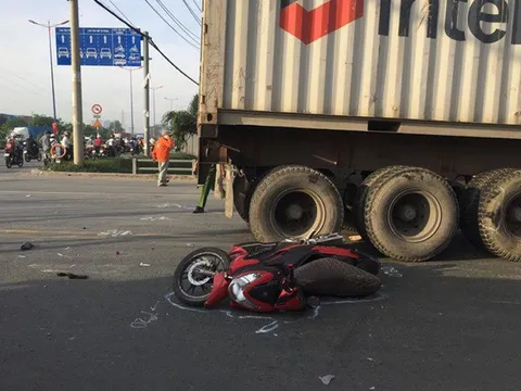 Người phụ nữ chết thảm dưới bánh xe container trên đường về quê nghỉ lễ