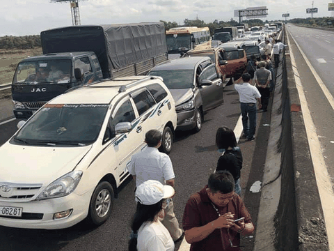 8 ô tô tông liên hoàn trên cao tốc TP.HCM- Trung Lương