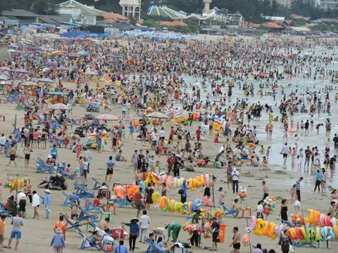 Biển Vũng Tàu đông nghẹt người ngày đầu kỳ nghỉ lễ