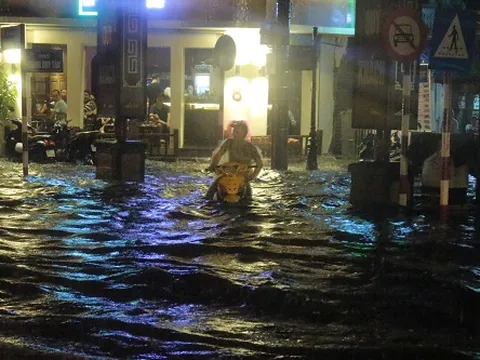 Hà Nội mưa lớn trong đêm, nhiều tuyến phố Hà Nội ngập úng