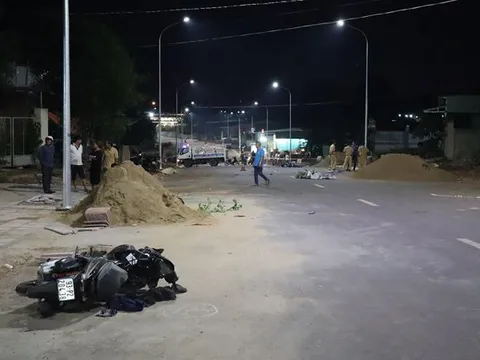 Hai xe máy đối đầu, 3 người thương vong
