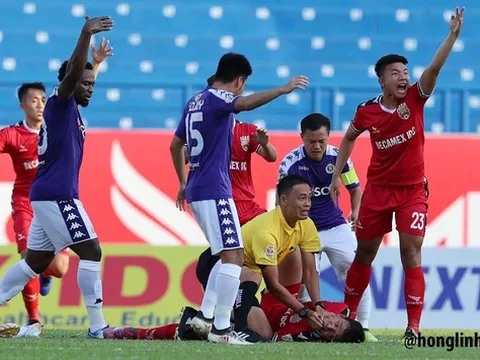 Cầu thủ Bình Dương suýt cắn lưỡi, may mắn được trọng tài cứu sống