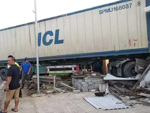 Xe container mất lái đâm thẳng vào nhà dân