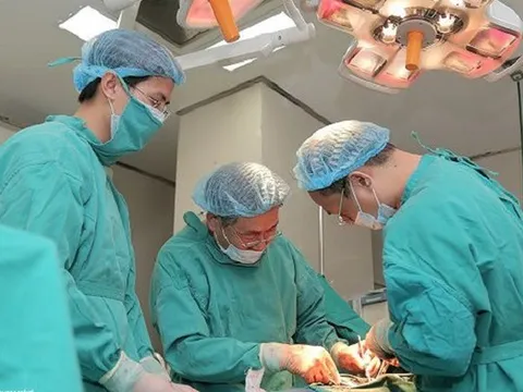 Tự bôi thuốc điều trị tại nhà, nam thanh niên 28 tuổi phải cắt gần cụt 'của quý'