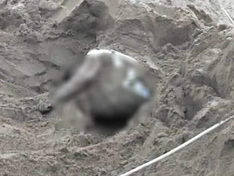 Hòa Bình: Phát hiện thi thể nam giới chết vùi trong đống cát