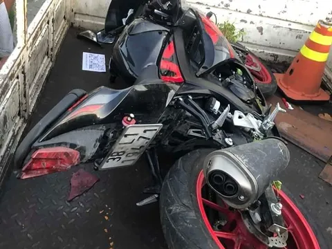 Xe mô tô phân khối lớn đâm vào dải phân cách, hai thanh niên 9X tử vong