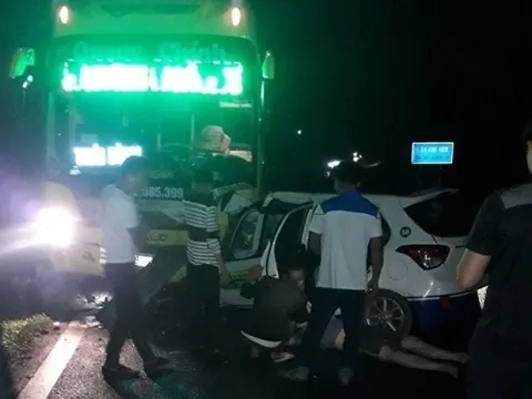 Quảng Ninh: Taxi đấu đầu xe khách, 3 người tử vong