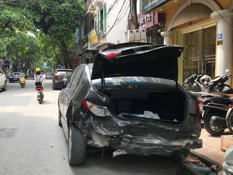 Mất lái ô tô gây tai nạn liên hoàn, hai mẹ con nhập viện