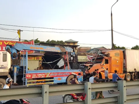 Tài xế container buồn ngủ, đâm đổ nhiều nhà dân