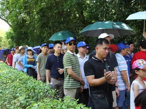 Người dân khắp mọi miền về khu di tích Kim Liên tưởng nhớ ngày sinh nhật lần 129 của Chủ tịch Hồ Chí Minh