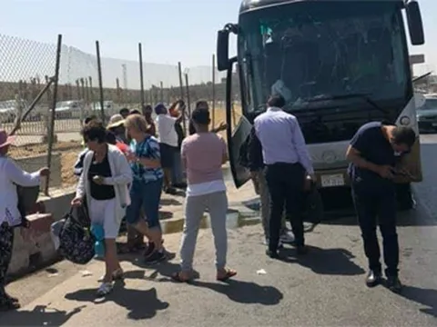 Ai Cập: Xe buýt chở du khách bị đánh bom, 17 người bị thương