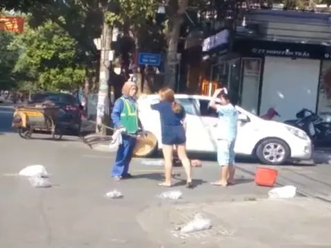 Bị nhắc nhở xả rác, nữ chủ shop tấn công cô lao công