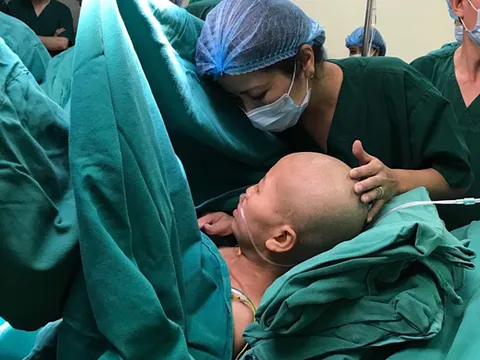 Ca sinh mổ hi hữu của người mẹ mắc ung thư nghị lực