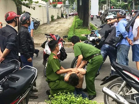 Một cảnh sát bị đâm trong khi trấn áp nhóm côn đồ cầm súng bắn người