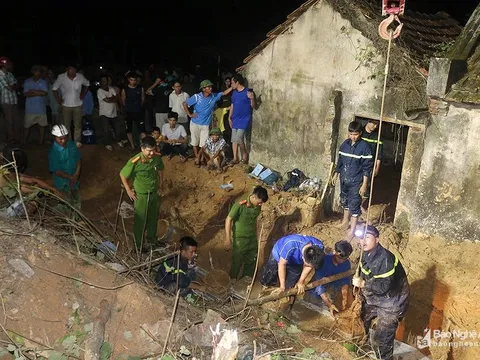 Gần 8 giờ tìm kiếm thi thể nạn nhân bị sập giếng ở Nghệ An