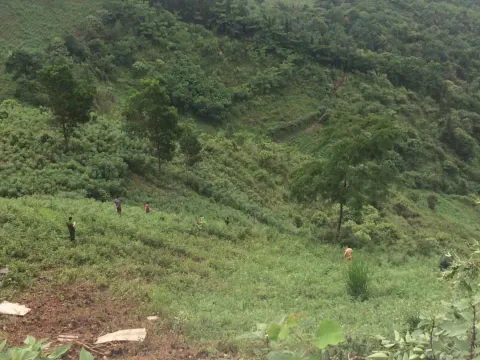 Xe tảimất lái lao xuống vực sâu hàng trăm mét khiến 2 người thương vong