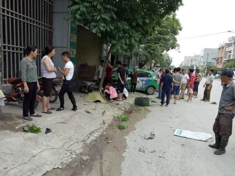 Taxi kéo lê xe máy 50m, người phụ nữ bán rau tử vong thương tâm